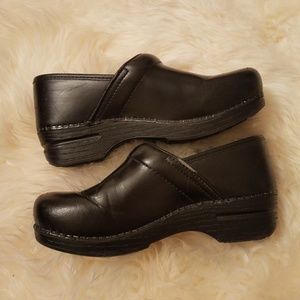 SALE! Dansko womens black clog shoes! 38